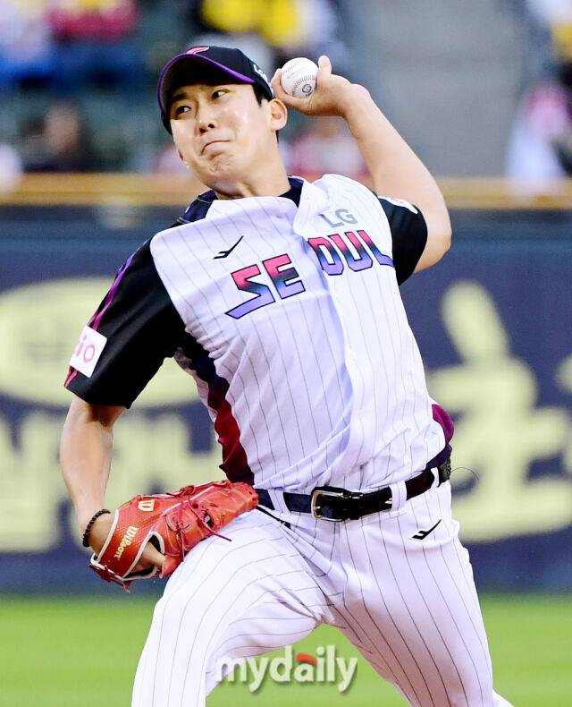 2025년 5월 2일 오후 서울 잠실야구장에서 진행된 '2025 프로야구 KBO리그' LG트윈스와 SSG랜더스의 경기. LG 손주영이 선발등판해 역투하고 있다./마이데일리