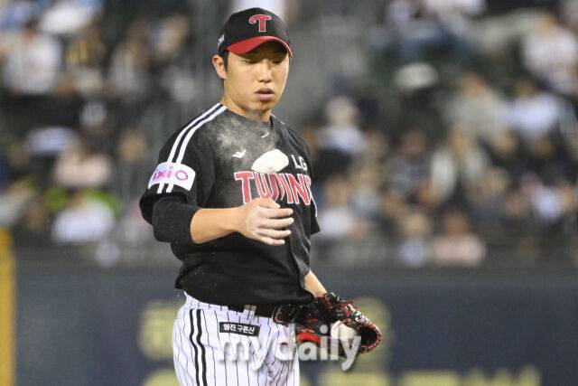 2025년 5월 7일 서울 잠실야구장에서 열린 '2025 신한 SOL BANK KBO리그' LG 트윈스와 두산 베어스 경기. LG 투수 박명근이 6회말 교체되 마운드에 올랐다./마이데일리