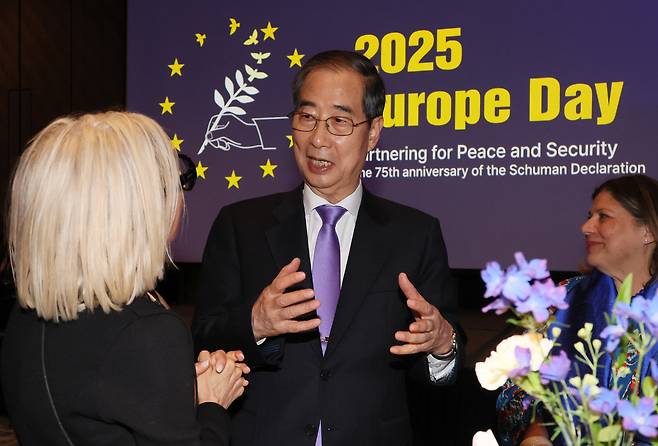 한덕수 대선 예비후보가 9일 서울 한 호텔에서 열린 외교 행사에서 참석자들과 대화하고 있다. 한 후보는 10일 국민의힘에 입당했다. <연합>