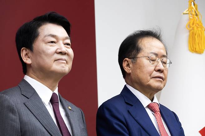 지난달 29일 서울 여의도 국민의힘 당사에서 열린 제21대 대통령 후보자 국민의힘 3차 경선 진출자 발표 행사에서 진출에 실패한 안철수(왼쪽)·홍준표 후보가 진출 후보의 소감을 듣고 있다. [연합]