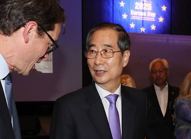 무소속 한덕수 대선 예비후보가 9일 서울 한 호텔에서 열린 외교행사에서 참석자들과 대화하고 있다. [연합]