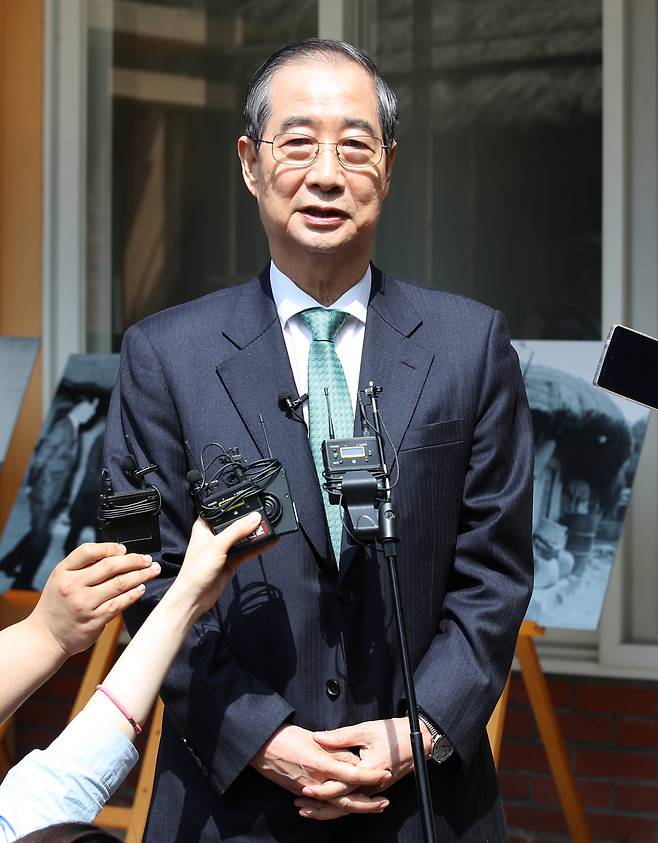 취재진 질문에 답하는 한덕수 대선 예비후보. [뉴시스]