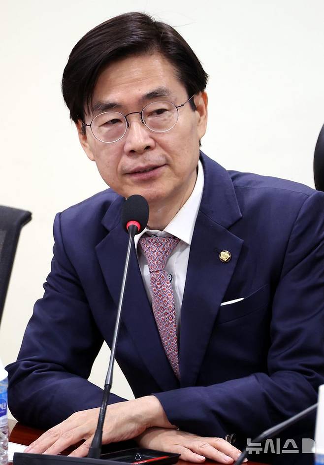 [서울=뉴시스] 조성봉 기자 = 조경태 국민의힘 의원이 1일 오전 서울 여의도 국회 의원회관 간담회의실에서 열린 '혐오와 폭력 메디스태프 내 불법행위, 해법은?' 토론회에서 축사를 하고 있다. 2025.04.01. suncho21@newsis.com