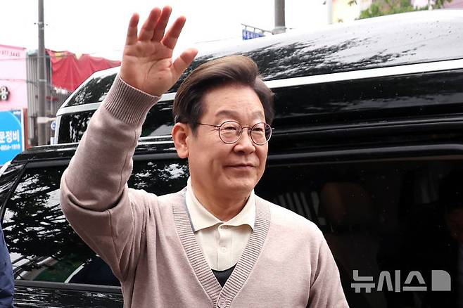 [칠곡=뉴시스] 조성우 기자 = 민심을 청취하는 '경청 투어'에 나선 이재명 더불어민주당 대선후보가 9일 경북 칠곡군 석적읍 인근에서 주민들에게 인사하고 있다. 2025.05.09. xconfind@newsis.com