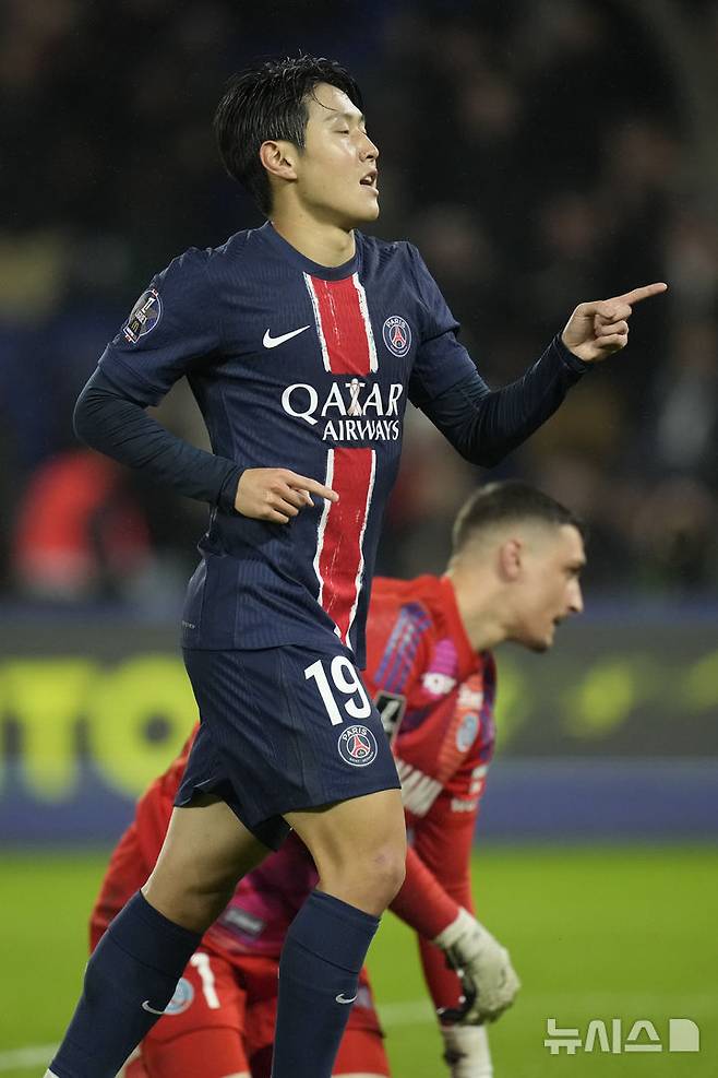 [파리=AP/뉴시스] 파리 생제르맹(PSG)의 이강인이 19일(현지시각) 프랑스 파리의 파르크 데 프랭스에서 열린 2024-25 프랑스 리그1 8라운드 스트라스부르와의 경기 후반 45분 팀의 네 번째 골을 넣고(리그 4호) 세리머니하고 있다. PSG가 4-2로 승리하며 선두를 탈환했다. 2024.10.20.