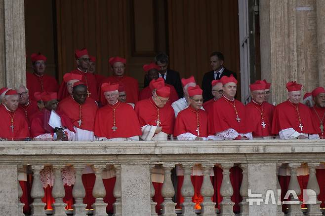 [바티칸=AP/뉴시스] 8일(현지 시간) 바티칸 성베드로 대성당 중앙 '강복의 발코니'에 선 추기경들의 모습. 이날 제267대 교황에 미국의 로버트 프랜시스 프레보스트(69) 추기경이 선출됐다. 새 교황의 즉위명은 '레오 14세'로 '레오'는 라틴어로 '사자'를 뜻한다. 2025.05.09.