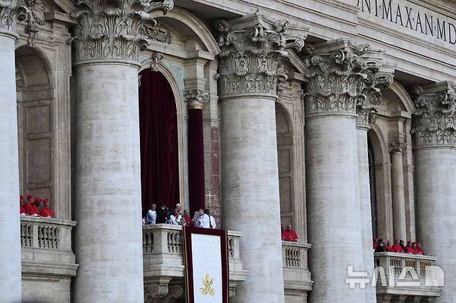 [바티칸=AP/뉴시스] 8일(현지 시간) 바티칸 성베드로 대성당 중앙 '강복의 발코니'에 선 추기경들의 모습. 이날 제267대 교황에 미국의 로버트 프랜시스 프레보스트(69) 추기경이 선출됐다. 새 교황의 즉위명은 '레오 14세'로 '레오'는 라틴어로 '사자'를 뜻한다. 2025.05.09.