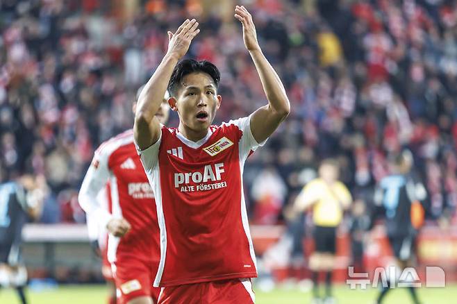 [베를린=AP/뉴시스] 우니온 베를린의 정우영이 지난달 30일(현지시각) 독일 베를린의 슈타디온 안 데어 알텐 푀르스터라이에서 열린 2024-25 분데스리가 12라운드 레버쿠젠과의 경기 전반 29분 동점 골을 넣고 세리머니하고 있다. 정우영은 시즌 2호 골을 기록하며 79분을 뛰었고 베를린은 1-2로 패해 4승4무4패(승점16)로 리그 11위에 머물렀다. 2024.12.01.