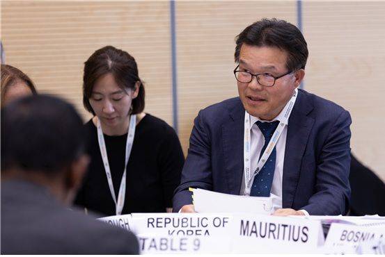 [세종=뉴시스]  박연재 환경부 환경보건국장이 지난달 28일부터 이달 9일까지 스위스 제네바에서 열린 바젤·로테르담·스톡홀름 협약 고위급회담과 당사국총회에 참석하고 있다. (사진=환경부).  *재판매 및 DB 금지