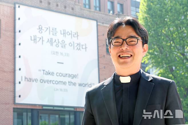 [서울=뉴시스] 박진희 기자 = 서울 세계청년대회(World Youth day) 지역조직위 기획사무국장 이영제 신부가 지난 7일 서울 중구 명동성당에서 사진촬영을 하고 있다. 2025.05.10. pak7130@newsis.com
