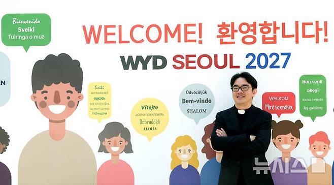 [서울=뉴시스] 박진희 기자 = 서울 세계청년대회(World Youth day) 지역조직위 기획사무국장 이영제 신부가 지난 7일 서울 중구 명동성당에서 사진촬영을 하고 있다. 2025.05.10. pak7130@newsis.com