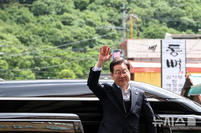 [의령=뉴시스] 조성우 기자 = 민심을 청취하는 '경청 투어'에 나선 이재명 더불어민주당 대선후보가 10일 경남 의령군 의령전통시장에 도착해 군민들에게 손을 흔들어 인사하고 있다. 2025.05.10. xconfind@newsis.com