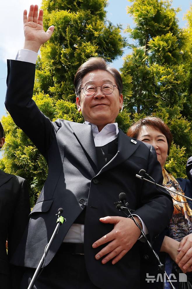 [함안=뉴시스] 조성우 기자 = 민심을 청취하는 '경청 투어'에 나선 이재명 더불어민주당 대선후보가 10일 경남 함안군 가야시장에서 즉흥 연설을 하며 손을 흔들어 군민들에게 인사하고 있다. 2025.05.10. xconfind@newsis.com