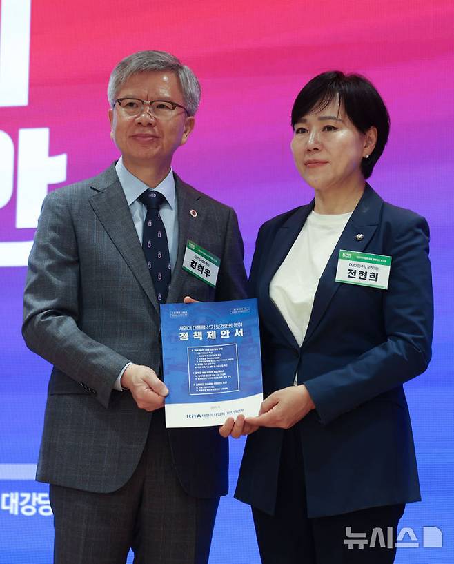 [서울=뉴시스] 김선웅 기자 = 김택우 대한의사협회장이 10일 서울 용산구 대한의사협회에서 열린 제21대 대통령 선거 보건의료 분야 정책제안 보고회에서 더불어민주당 공동선대위원장 전현희 의원에게 보건의료 분야 정책제안서를 전달하고 있다. 2025.05.10. mangusta@newsis.com