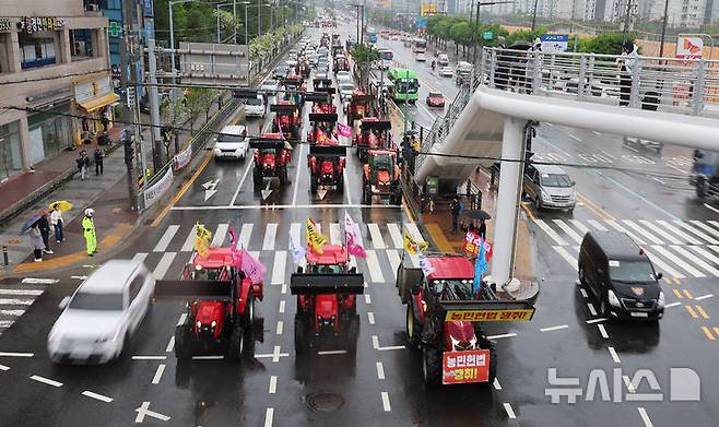 [서울=뉴시스] 이영환 기자 = 10일 오후 서울 금천구 지하철 1호선 석수역 인근에서 전국농민회총연맹(전농) 산하 전봉준투쟁단이 광화문 동십자각에서 진행되는 내란농정 청산 농업대개혁 실현 5.10 범시민대회에 참석하기 위해 트랙터 상경 시위를 이동하고 있다. 2025.05.10. 20hwan@newsis.com
