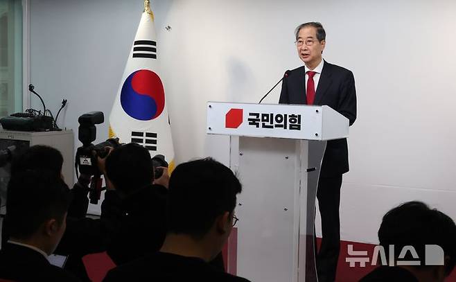 [서울=뉴시스] 조성봉 기자 = 한덕수 대선 예비후보가 10일 오후 서울 여의도 국민의힘 중앙당사에서 긴급기자회견을 열고 입당 및 대선후보 재선출 관련 입장 발표를 하고 있다.  2025.05.10. suncho21@newsis.com