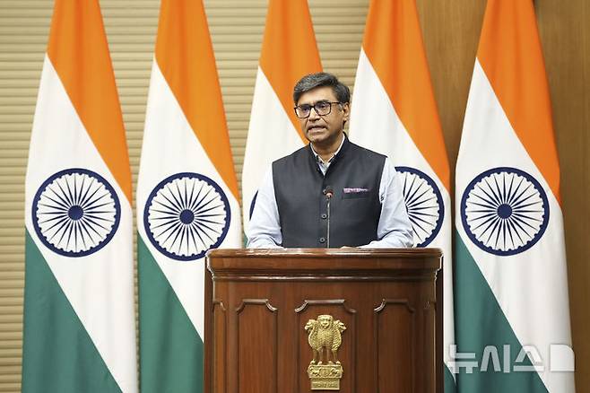 [뉴델리=AP/뉴시스] 비크람 미스리 인도 외교차관이 10일(현지 시간) 기자회견 하고 있다. 미스리 차관은 이날 오후 5시부터 파키스탄과 전면 휴전에 돌입했다고 발표했다. 2025.05.10.