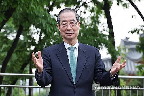 백브리핑하는 한덕수 (서울=연합뉴스) 류영석 기자 = 한덕수 무소속 대선 예비후보가 8일 서울 국회 사랑재에 위치한 커피숍에서 회동을 마친 후 백프리핑하고 있다. 2025.5.8 [공동취재]     ondol@yna.co.kr (끝)