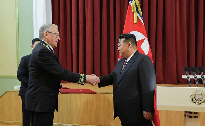 김정은 북한 국무위원장이 소련의 제2차 세계대전 승리(전승절) 80주년을 맞아 9일 오전 딸 주애와 함께 평양 주재 러시아 대사관을 방문했한 모습. 연합뉴스