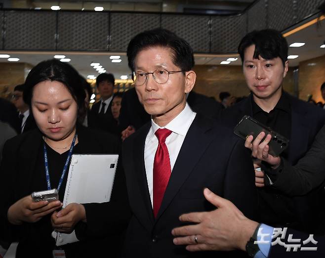 국민의힘 김문수 대선후보가 지난 9일 국회에서 열린 의원총회 중 권영세 비대위원장의 발언 후 의총장을 떠나고 있다. 황진환 기자