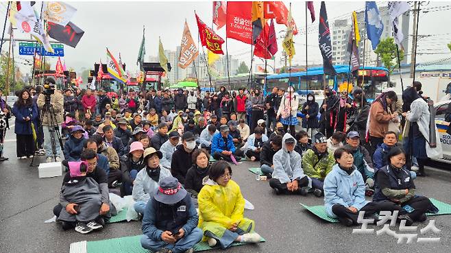 10일 '트랙터 상경 시위'를 위해 서울 금천구 석수역 일대에 도착한 전국농민회총연맹이 서울에 진입하지 못한 채 차량에서 내려 집회를 진행하고 있다. 송선교 기자