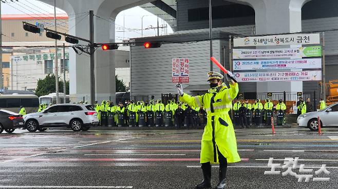 10일 전국농민회총연맹이 '트랙터 상경 시위'를 벌이는 가운데 경찰이 기아대교 앞 삼거리에서 교통 통제를 하고 있다. 송선교 기자