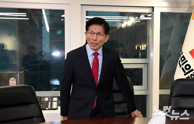 국민의힘 김문수 대선후보가 10일 오전 서울 여의도 선거캠프에서 기자회견 후 중앙당사에 마련된 대통령후보실로 들어서고 있다. 황진환 기자