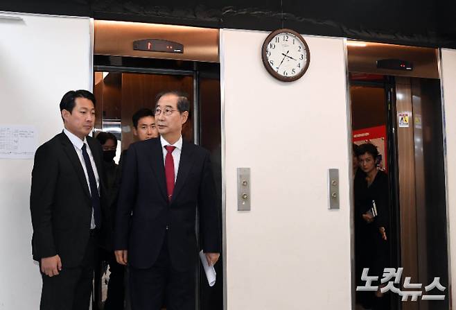 한덕수 대선 예비후보가 10일 오후 서울 여의도 국민의힘 당사에서 기자회견을 하기 위해 들어서고 있다. 황진환 기자