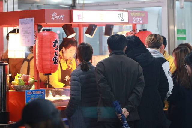 ‘후평 어울야시장’에는 30년 전통의 노포 음식부터 신규 푸드존까지 다양한 먹거리가 시민들의 발길을 사로잡는다. 후평2동 행정복지센터 홈페이지