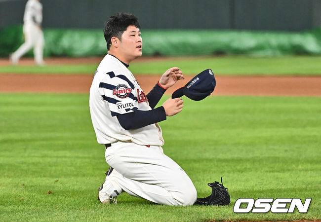 [OSEN=부산, 이석우 기자] 6일 부산 사직야구장에서 2024 신한 SOL 뱅크 KBO 리그 롯데 자이언츠와 삼성 라이온즈의 경기가 열렸다. 홈팀 롯데는 김진욱이 선발 출전하고 삼성은 육선엽이 선발 출전했다.롯데 자이언츠 한현희가 8회초 1사 1루 삼성 라이온즈 양도근에게 번트 안타를 내주고 아쉬워하고 있다. 2024.09.06 / foto0307@osen.co.kr