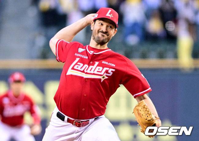 [OSEN=잠실, 조은정 기자]2일 오후 서울 잠실구장에서 ‘2025 신한 SOL BANK KBO리그’ LG 트윈스와 SSG 랜더스의 경기가 열렸다.이날 경기에 홈팀 LG는 손주영을 방문팀 SSG은 앤더슨을 선발로 내세웠다.1회말 SSG 앤더슨이 역투하고 있다. 2025.05.02 /cej@osen.co.kr