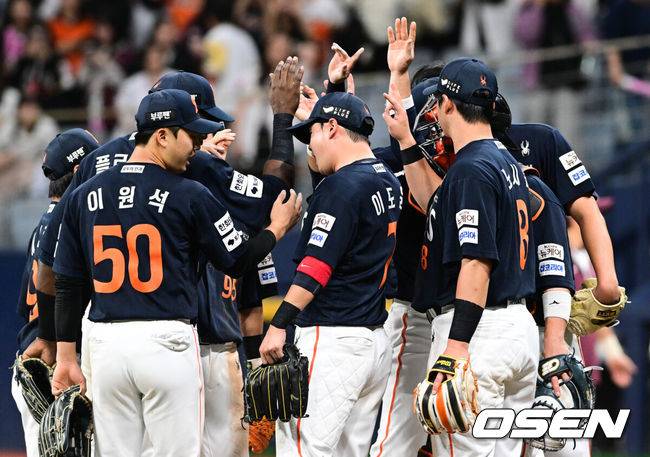 [OSEN=고척, 조은정 기자]프로야구 한화 이글스가 26년 만에 10연승에 성공했다.&nbsp;한화는 9일 서울 고척스카이돔에서 열린 ‘2025 신한은행 SOL Bank KBO리그’ 키움 히어로즈와의 경기에서 7-5&nbsp;역전승을 거두고 10연승을 질주했다. 한화가 10연승을 기록한 것은 한화가&nbsp;유일하게&nbsp;한국시리즈 우승을 차지한&nbsp;1999년 9월 24일 현대전부터 10월 5일 삼성전까지 10연승을 기록한 이후 26년 만이다.한화가 10연승을 거두며 기뻐하고 있다. 2025.05.09 /cej@osen.co.kr