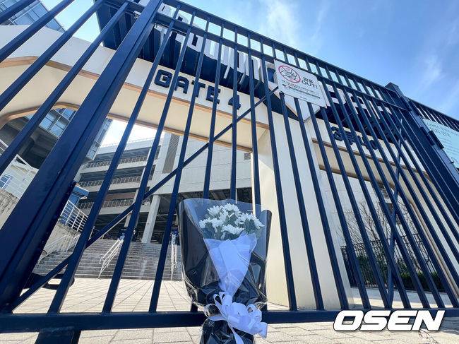 [OSEN=창원, 이석우 기자] 지난달 29일 LG 트윈스와 NC 다이노스와의 경기 중 3루 내야석 매점 부근 약 4층 높이에 있던 알루미늄 '루버'가 떨어져 관중이 사망하는 사고가 발생했다. 해당 사고의 여파로 지난 30일 LG와 NC의 경기는 즉각 취소됐고, 1일부터 3일까지 열리는 SSG 랜더스와의 경기는 3연전을 모두 취소했다. 또한 피해자 애도를 위해 1일 모든 경기는 전면 취소됐다. 현장인근 3루내야 출입구인 게이트4에 조화가 놓여져 있다. 2025.04.01 / foto0307@osen.co.kr