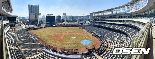 [OSEN=창원, 이석우 기자] 지난달 29일 LG 트윈스와 NC 다이노스와의 경기 중 3루 내야석 매점 부근 약 4층 높이에 있던 알루미늄 '루버'가 떨어져 관중이 사망하는 사고가 발생했다. 해당 사고의 여파로 지난 30일 LG와 NC의 경기는 즉각 취소됐고, 1일부터 3일까지 열리는 SSG 랜더스와의 경기는 3연전을 모두 취소했다. 또한 피해자 애도를 위해 1일 모든 경기는 전면 취소됐다. 관계자들이 창원NC파크 안전 점검을 이틀 동안 진행한다. 사진은 창원NC파크 전경. 2025.04.01 / foto0307@osen.co.kr