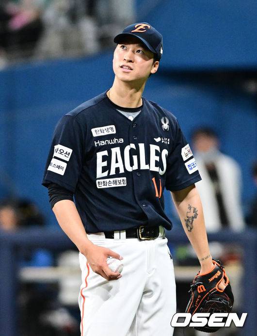 [OSEN=고척, 조은정 기자]9일 오후 서울 고척스카이돔에서 2025 신한 SOL Bank KBO리그 키움 히어로즈와 한화 이글스의 경기가 열린다.이날 홈팀 키움은 하영민을 원정팀 한화는 엄상백을 선발 투수로 내세웠다.3회말 1사 한화 엄상백이 키움 이주형에 몸 맞는 공을 던진 뒤 아쉬워하고 있다. 2025.05.09 /cej@osen.co.kr