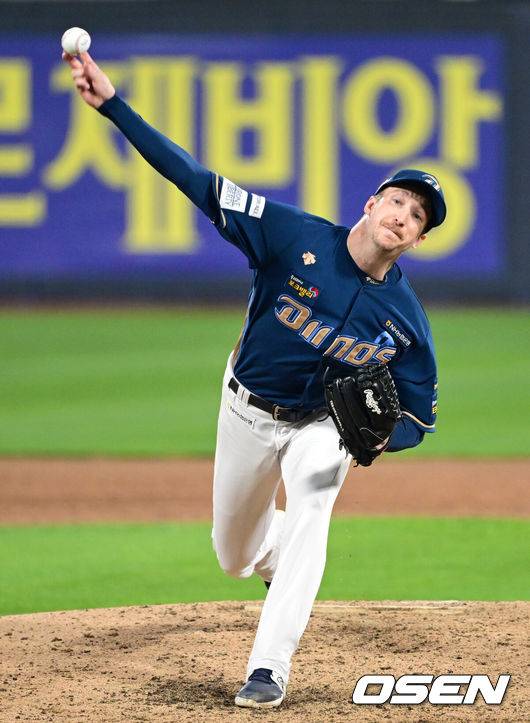 [OSEN=수원, 최규한 기자] 30일 오후 수원 KT위즈파크에서 ‘2023 신한은행 SOL KBO 포스트시즌 플레이오프’ 1차전 KT 위즈와 NC 다이노스의 경기가 열렸다.5회말 KT 타선을 상대로 NC 선발 페디가 힘차게 공을 뿌리고 있다. 2023.10.30 / dreamer@osen.co.kr