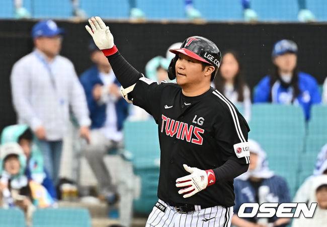 [OSEN=대구, 이석우 기자] 10일 대구삼성라이온즈파크에서 2025 신한 SOL 뱅크 KBO 리그 삼성 라이온즈와 LG 트윈스의 경기가 열렸다. 홈팀 삼성은 후라도가, 방문팀 LG는 손주영이 선발 출전했다. LG 트윈스 문보경이 5회초 1사 우중월 솔로 홈런을 치고 하이파이브를 하고 있다. 2025.05.10 / foto0307@osen.co.kr