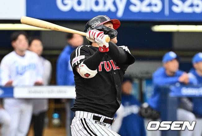 [OSEN=대구, 이석우 기자] 10일 대구삼성라이온즈파크에서 2025 신한 SOL 뱅크 KBO 리그 삼성 라이온즈와 LG 트윈스의 경기가 열렸다. 홈팀 삼성은 후라도가, 방문팀 LG는 손주영이 선발 출전했다. LG 트윈스 문보경이 5회초 1사 우중월 솔로 홈런을 치고 있다. 2025.05.10 / foto0307@osen.co.kr