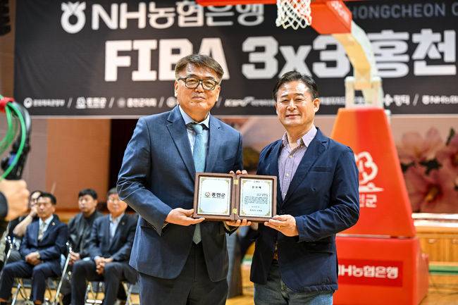 [사진] 박건연 KXO 회장과 신영재 홍천군수