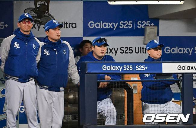 [OSEN=대구, 이석우 기자] 10일 대구삼성라이온즈파크에서 2025 신한 SOL 뱅크 KBO 리그 삼성 라이온즈와 LG 트윈스의 더블헤더 2차전 경기가 열렸다. 홈팀 삼성은 레예스가, 방문팀 LG는 임찬규가 선발 출전했다. 삼성 라이온즈 박진만 감독과 코치들이 어두운 표정으로 패색이 짙은 경기를 지켜보고 있다. 2025.05.10 / foto0307@osen.co.kr