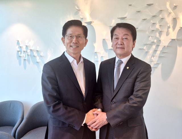 ▲국민의힘 김문수 대선 후보가 7일 서울 여의도 모처에서 안철수 의원을 만나 기념촬영하고 있다. ⓒ연합뉴스