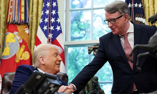 지난 8일(현지시간) 미국 백악관 집무실에서 도널드 트럼프 미국 대통령과 피터 맨델슨 주미 영국 대사가 미국과 영국 간 무역 합의를 발표한 후 악수하고 있다. 로이터연합뉴스