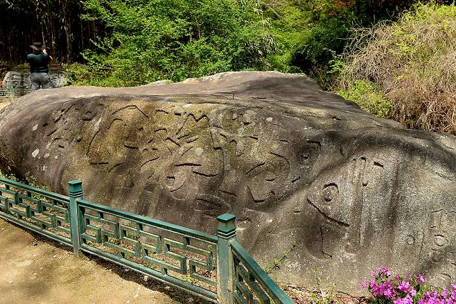 수덕여관 이응노 화각 암각화 작품.