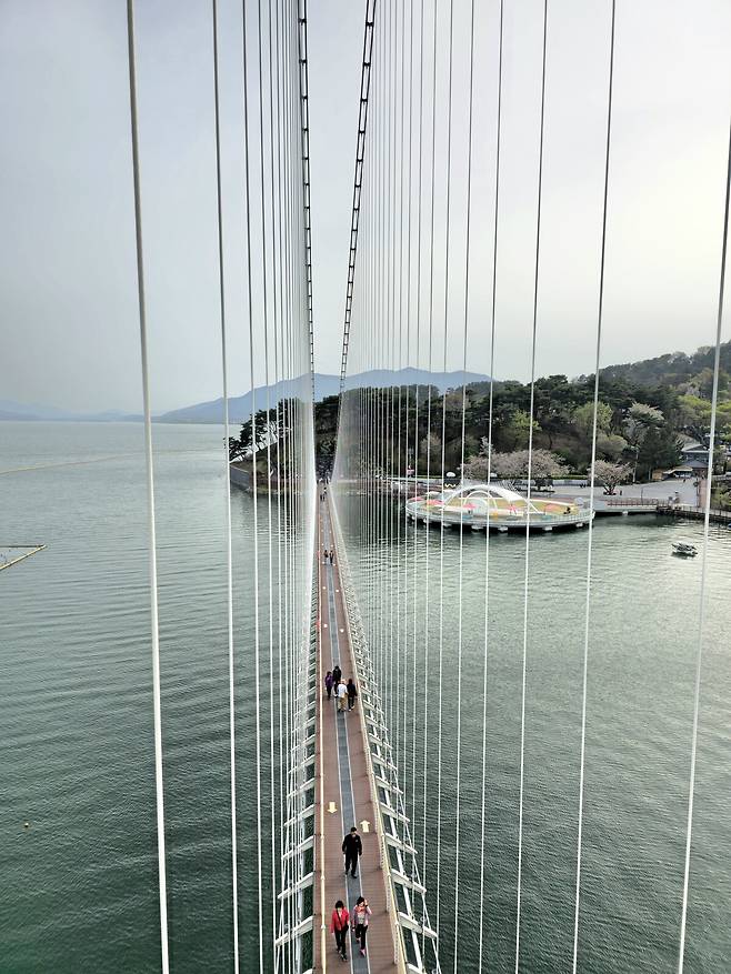 예당호 출렁다리 전망대.