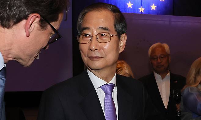 한덕수 대선 예비후보가 지난 9일 서울 한 호텔에서 열린 외교행사에서 참석자들과 대화하고 있다. 연합뉴스