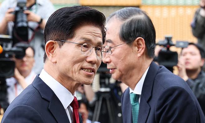 지난 8일 당시 국민의힘 김문수 대선후보와 무소속 한덕수 대선 예비후보가 서울 국회 사랑재에 위치한 커피숍에서 회동을 마친 후 인사하고 있다. 연합뉴스