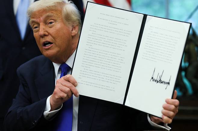 도널드 트럼프 미국 대통령이 백악관 집무실에서 행정명령에 사인하는 모습. 트럼프 대통령은 최근 심해 채굴 촉진 행정명령에 서명해 국제수역에서 미국의 심해 핵심광물 채취에 국제 규범을 따르지 않을 수 있는 길을 열었다.&nbsp; &nbsp;워싱턴=로이터연합뉴스