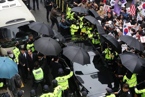 국민의힘 당사 앞 항의 받는 한덕수 후보 - 한덕수 대선 예비후보가 10일 긴급 기자회견을 위해 서울 여의도 국민의힘 중앙당사에 들어서던 중 김문수 후보 지지 및 국민의힘 규탄 집회 참가자들의 항의를 받고 있다. 연합뉴스