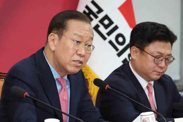 국민의힘 권영세 비상대책위원장이 10일 서울 여의도 국회에서 사상 초유의 대선 후보 교체에 대한 입장을 밝히고 있다. 연합뉴스