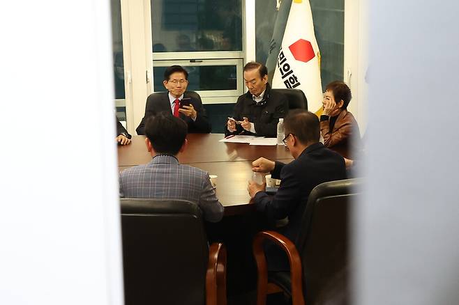 김문수 국민의힘 대선 후보가 5월10일 서울 여의도 국민의힘 당사 대통령 후보실에서 캠프 관계자들과 사상 초유 대선 후보 교체 강행에 대책을 논의하고 있다. ⓒ 연합뉴스